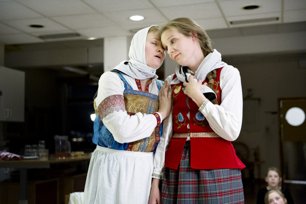 Спектакль 2 сестры. Норвежские женщины. Ночь женщин в Норвегии. Украшение женщин Норвегия 13 век. Жизнь русских жен в Норвегии.